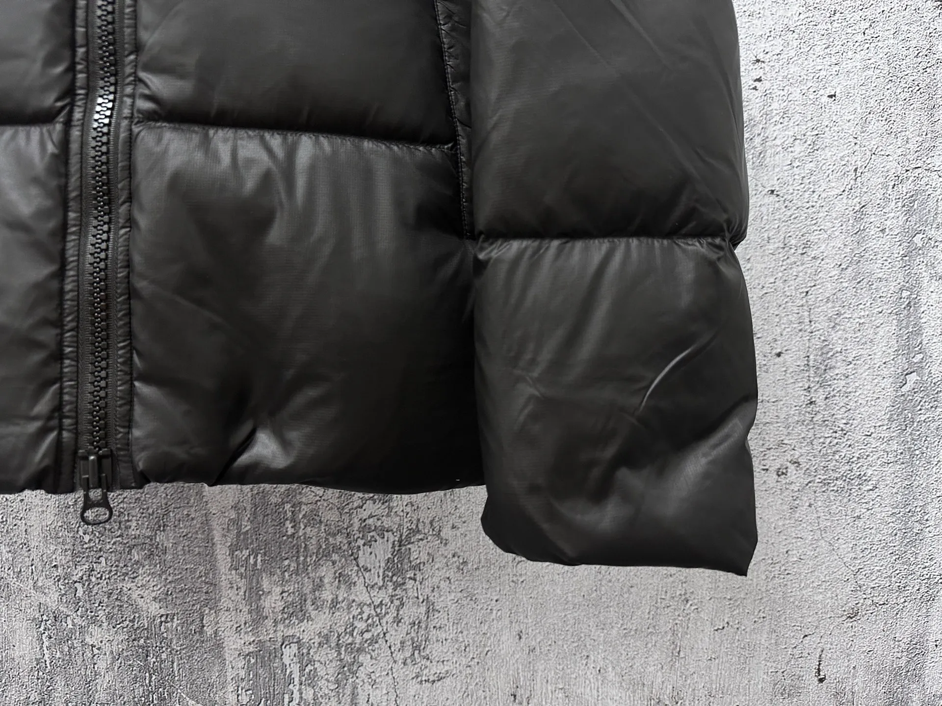 P780 [𝘾𝘼𝙉𝘼𝘿𝘼 𝙂𝙊𝙊𝙎𝙀] Canada Goose's limited new Crofton puff down jacket, top version, ceiling level Crofton soft loaf, 2024 latest style, cold protection effect up to level 4, using recycled Feather-Light tear-resistant fabric, ultra-light, no weight on the upper body at all! The unique black label highlights your temperament‼ ️ Canada Goose, a Canadian brand, has always been recognized as the warmest down jacket. Various Instagram celebrities, Internet celebrities, and celebrities often wear it for street photos. I make Canada Goose every year, but I still can't get rid of my love for it. No matter how cold the days are, there is no need to be afraid, because there is! Filled with 90% white duck down, it is the legendary warmest down jacket and is known as a must-have for Arctic outdoor sports! The most popular down jacket in the world, celebrities are rushing to buy it, it is a must-have!  Size: S~XXL
